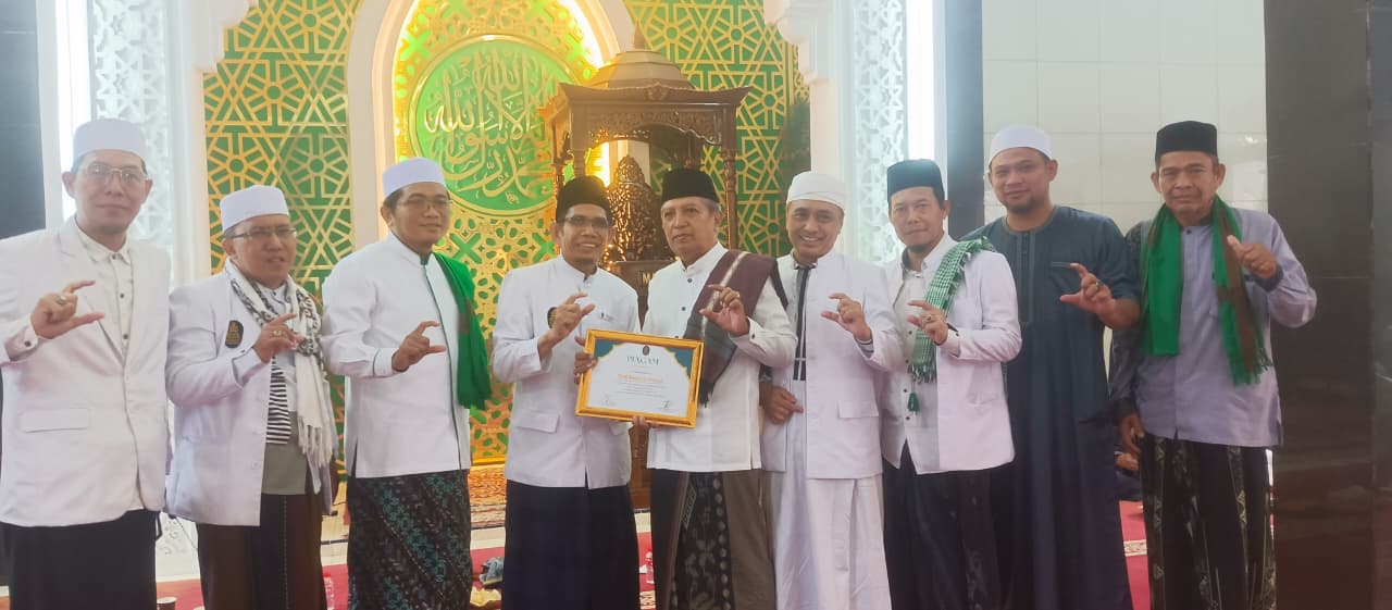 Momen Penuh Kehangatan di Safari Shubuh (S4): Momen Adab Gus Isqowi Serahkan Mikrofon Doa kepada Kyai Syarif